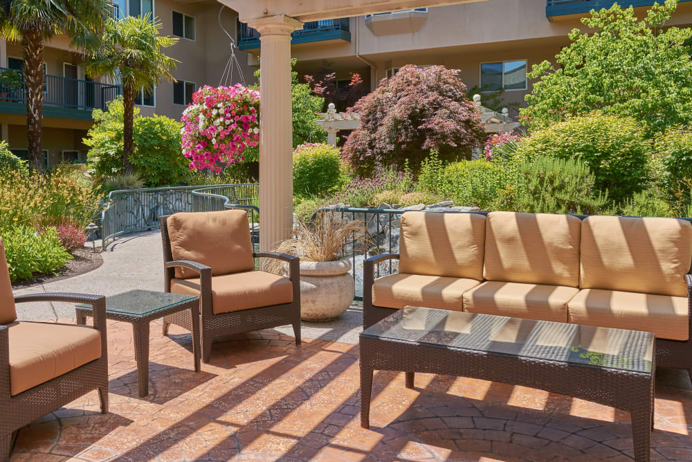 Outdoor patio at The Springs at Anna Maria in Medford, Oregon