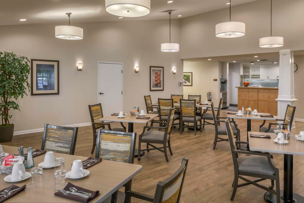 Stylish dinning area at The Springs at Clackamas Woods in Milwaukie, Oregon